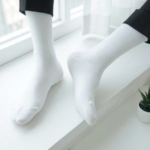 Calcetines Básicos de Algodón Premium para Ejecutivos y Profesionales de Negocios con un Diseño Clásico y Sencillo - Product Image 1
