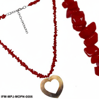 Collier artisanal en copeaux de corail rouge avec pendentif cœur en nacre, bijou tendance bohème pour femme, idéal pour les occasions festives