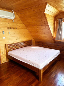 Cadre de lit en bois massif, mobilier de luxe avec pied de lit, taille King, fabrication artisanale, chambre à coucher, design haut de gamme, qualité supérieure. - Product Image 4