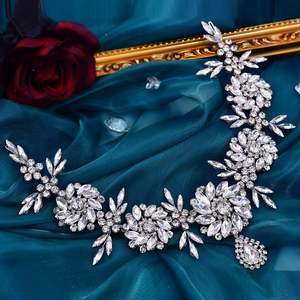 Tocado de Novia con Pedrería Plateada Bridella BHP404-S, Ajuste Cómodo para Bodas, Bailes de Graduación y Eventos Formales - Elegantes Flores de Pedrería - Product Image 5