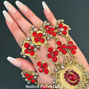 Paire assortie de harnais afghans rouges rubis Kuchi avec incrustations circulaires en pierre de résine et larges manchettes tribales gravées - Product Image 2