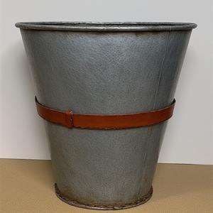 Maceta de cuero galvanizado hecha a mano con superficie de pátina texturizada Trabajo hecho a mano artesanal que ofrece acento estacional decorativo - Product Image 4