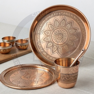 Ensemble de thali de prière en cuivre de haute qualité, fait main et traditionnel, avec plaque gravée, options personnalisables, coffret cadeau personnalisé pour la prière quotidienne - Product Image 1