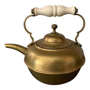 Tetera de metal con acabado antiguo con patrones florales diseñados para una exhibición de cocina elegante o para servir té - Product Image 3