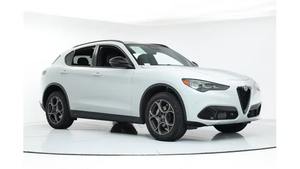 Alfa Romeo Stelvio Sprint 2025 d'occasion en excellent état, transmission intégrale, moteur turbo, boîte automatique, pneus R18, intérieur cuir, régulateur de vitesse adaptatif, jantes en alliage d'aluminium, électrique - Product Image 2