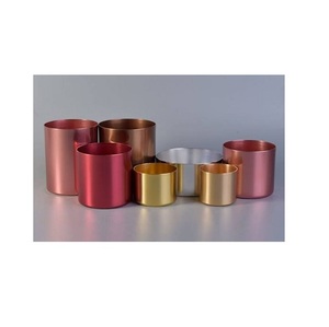 Bougeoir en métal au design haut de gamme, parfait pour les anniversaires de mariage ou la décoration intérieure luxueuse de tous les jours - Product Image 3