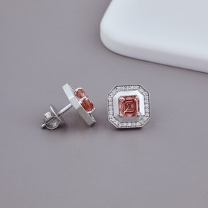 Boucles d'oreilles clous de luxe Avina en argent sterling massif 925 plaqué rhodium, avec diamant fantaisie de laboratoire taille émeraude et halo octogonal - Product Image 2