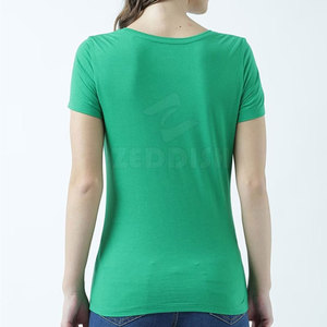 Camiseta extragrande de algodón y poliéster para mujer con manga corta con estampado digital para la comodidad del verano - Product Image 3
