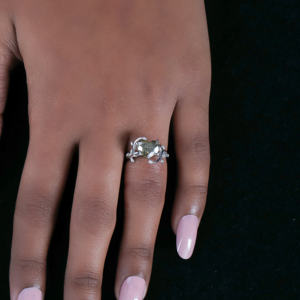 Anillo de Boda Chapado en Oro Blanco Sólido de 18KT, Piedra Lateral de Diamante Cultivado en Laboratorio, Diseño Personalizado, Estilo de Moda, IGI - Product Image 5