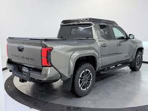 2024 Tacoma TRD Sport Doble Cabina Pickup 4WD Verde Metálico con Llantas Cromadas, Asientos de Tela, Arranque Remoto, TRD Automático R17 Izquierda - Product Image 3