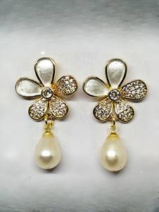 Boucles d'oreilles Jhumka traditionnelles indiennes plaquées or avec perles d'eau douce naturelles, qualité d'exportation premium - Product Image 3