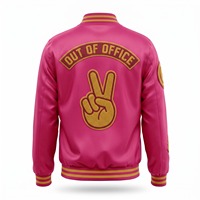 Blouson Bomber en Satin Personnalisé pour Homme Rose Vif avec Patch Chenille Signe de la Paix Doré et Doublure Sublimée, Logo Personnalisé OEM