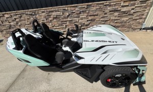 Polaris Slingshot Roadster trois places, véhicule sportif à toit ouvert, alimenté à l'essence, vert menthe, carrosserie blanche, roues noires, certifié CE - Product Image 4