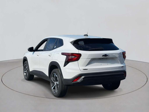 Chevrolet Trax RS SUV 1RS 2024, Tracción Delantera, Volante a la Izquierda, Automático, Interior Oscuro, Asientos de Cuero, Neumáticos R19, Techo Corredizo, Luces Diurnas LED - Product Image 3