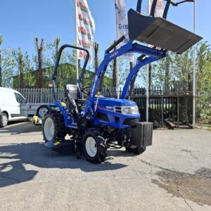 Tracteur utilitaire compact ISEKI TM3267 30HP 4x4 à boîte de vitesses shuttle, tracteur agricole diesel prêt pour le travail des vergers et des vignobles avec chargeur frontal - Product Image 4