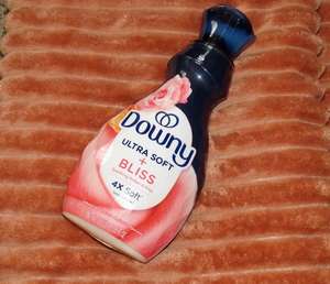 Downy Ultra Soft + Calm Assouplissant liquide pour tissus, lavande et gousse de vanille, 164 charges, 111 fl. Oz - Product Image 2