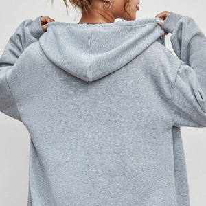 Sweats à capuche à épaules tombantes pour femmes avec logo personnalisé fermeture éclair surdimensionnée parfaite pour les vêtements de rue quotidiens décontractés et de remise en forme - Product Image 4