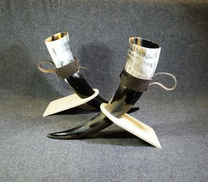 Authentique corne à boire Viking faite à la main ensemble 2 paires de support de corne de bière de Style nordique médiéval gravé d'animal poli - Product Image 1