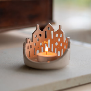 Sculpture en laiton argenté tenant un bougeoir à thé, motifs géométriques floraux ajourés pour la décoration de Noël à la maison, ambiance - Product Image 6