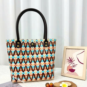 Sacs de shopping en plastique élégants et tendance avec poignée pour l'emballage de vêtements et de boutiques - Product Image 3