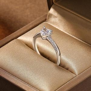 Anillo de Promesa Personalizado Jeulia con Diseño de Banda Trenzada en Oro Rosa o Chapado en Oro - Product Image 6