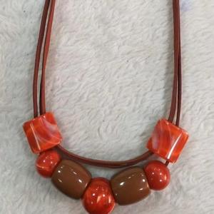Collar de cadena de cuentas de madera y resina hecho a mano para mujer, joyería elegante y con estilo. - Product Image 2
