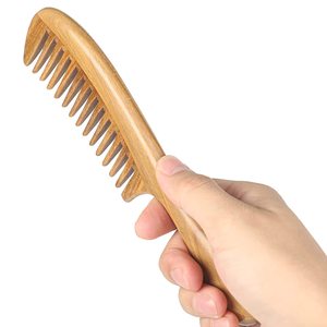 Elegante peine de madera Natures Grooming Essential Hecho a mano con acabado suave Belleza natural - Product Image 2