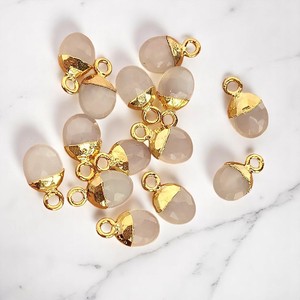 Venta al por mayor de piedras preciosas de Luna Blanca ovaladas facetadas encantos colgantes de oro galvanizado encantos de piedras preciosas para la fabricación de joyas - Product Image 1