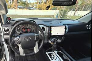 Toyota Tundra SR-F55 CrewMax 2017 d'occasion, conduite à droite (RHD) et conduite à gauche (LHD) - Product Image 2