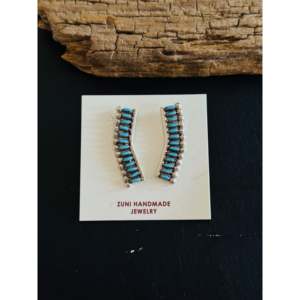 Boucles d'oreilles pendantes Zuni faites à la main en turquoise de Kingman et argent sterling, design géométrique - Product Image 1