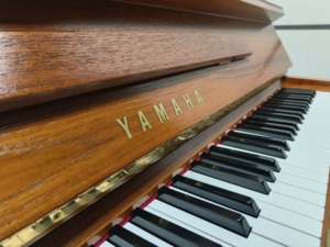 Piano droit Yamaha W103B, 88 touches lestées, bois massif, style classique, finition marron - Product Image 5