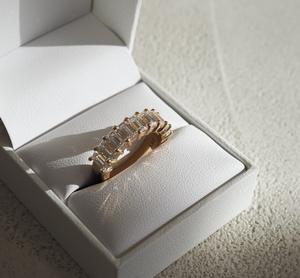 Half Eternity Lab Grown Diamond Band Emerald Cut Lab Creado Wedding Band 3,60 Ctw CVD Diamond Anillo de Compromiso 14K Oro amarillo - Product Image 3