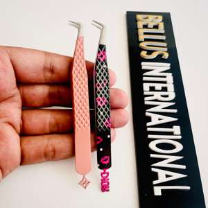 Pinzas de pestañas de volumen de microfibra de 90 grados, herramientas de extensión de pestañas con logotipo personalizado y embalaje para uso profesional - Product Image 1