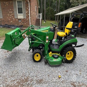 Tractores John Deere 1025R de 24 HP, 4x4, subcompactos, con pocas horas de uso, 30/40 HP, con cargador frontal y cortadora de césped, en venta. - Product Image 1