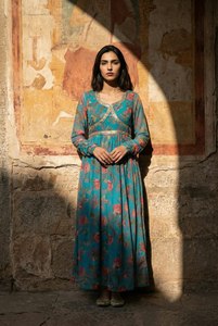 Vestido largo elegante con estampado floral de alta calidad y acabado premium / Conjunto de kurta para todas las estaciones, verano e invierno. - Product Image 4