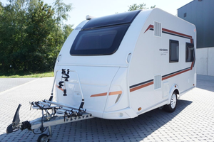 Mini-caravane noire en forme de larme avec salle de bain et cuisine pour le camping et les voyages, disponible à la vente - Product Image 5