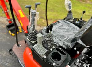 LIVRAISON GRATUITE AGT NT18K MINI-EXCAVATRICE 21,5 CV LAME AVANT DE 43 POUCES BAGUETTE DE CREUSAGE DE 16 POUCES POURCHERRE HYDRAULIQUE BRAS ARTICULÉ APPROUVÉ EPA CE - Product Image 5