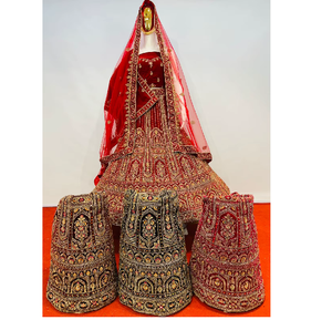 Lehenga de terciopelo pesado de última tendencia con espejo de mano completo y trabajo de Jarkan, y dupatta larga de gran vuelo para un look nupcial de fiesta. - Product Image 2