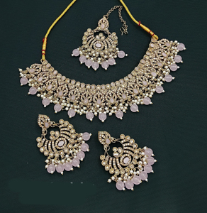 Conjunto de collar de Gargantilla chapado en oro clásico con piedras austriacas brillantes perfecto para bodas, fiestas y ocasiones especiales - Product Image 2