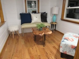 Movie Star de Incredible Tiny Homes, una casa pequeña de 26 pies con una zona tipo loft dividida que se utiliza como dormitorio, sala de estar u oficina. - Product Image 2
