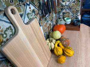Planche à découper en bois rustique avec poignée, planche de cuisine en bois massif faite à la main, sans danger pour les aliments, durable pour hacher les légumes et les fruits - Product Image 3