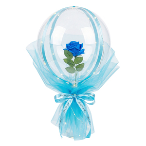 Ramo de Rosas Eternas con Globo Transparente y Luces LED Cálidas a Pilas - Product Image 4