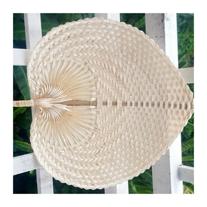 Abanico de mano en forma de hoja de bambú natural hecho a mano en Vietnam para recuerdo de boda/decoración de fiesta y regalo ecológico - Product Image 1