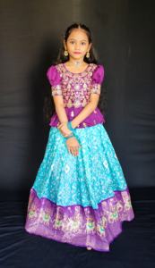 Niñas de alta calidad Lehenga Choli cosido completo seda pesada Multi-hilo y bordado para ocasiones de Fiesta infantil - Product Image 3