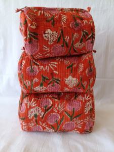 กระเป๋าใส่เครื่องสำอางแบบมีซิป ผ้าฝ้ายพิมพ์ลายดอกบัวอินเดีย ทำมือ เป็นมิตรกับสิ่งแวดล้อม ขนาดใหญ่ ทันสมัย เหมาะสำหรับการเดินทาง สำหรับผู้หญิง - Product Image 2