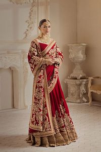 Hermoso bordado en Sari de estilo lehenga nupcial con dupatta con cuentas de cristal adornadas, trabajo dabka para boda @ 2024 - Product Image 2