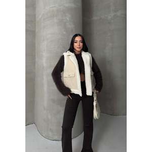 Chaleco de Piel Sintética para Mujer, Elegante, Marca XLove Jeans, Modelo 6171, Color Camel Cálido, Sin Mangas, para la Transición de Otoño a Invierno - Product Image 2