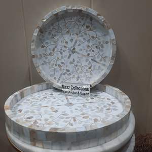 Plateau rond en nacre moderne écologique avec poignées en bois Plateau de service décoratif au meilleur prix pour le Ramadan fait à la main en Inde - Product Image 1