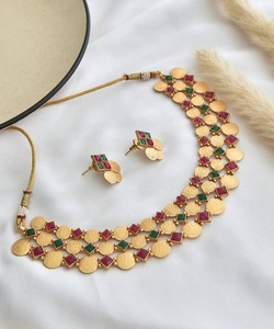 Conjunto de Collar con Moneda Chapada en Oro con Piedras Rojas y Verdes |   Joyería Étnica de Compromiso para Mujer Estilo Templo - Product Image 3