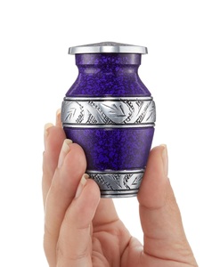 Petites urnes funéraires pour cendres humaines Lot de 4 urnes miniatures violettes et argentées avec étui et sacs en velours - Product Image 1